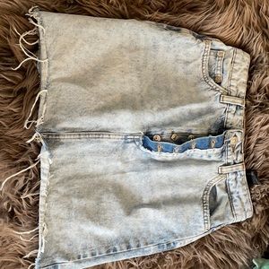 Skirt only wear one time good for small size